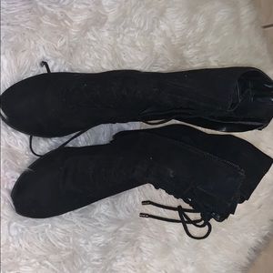 Black boties with zipper